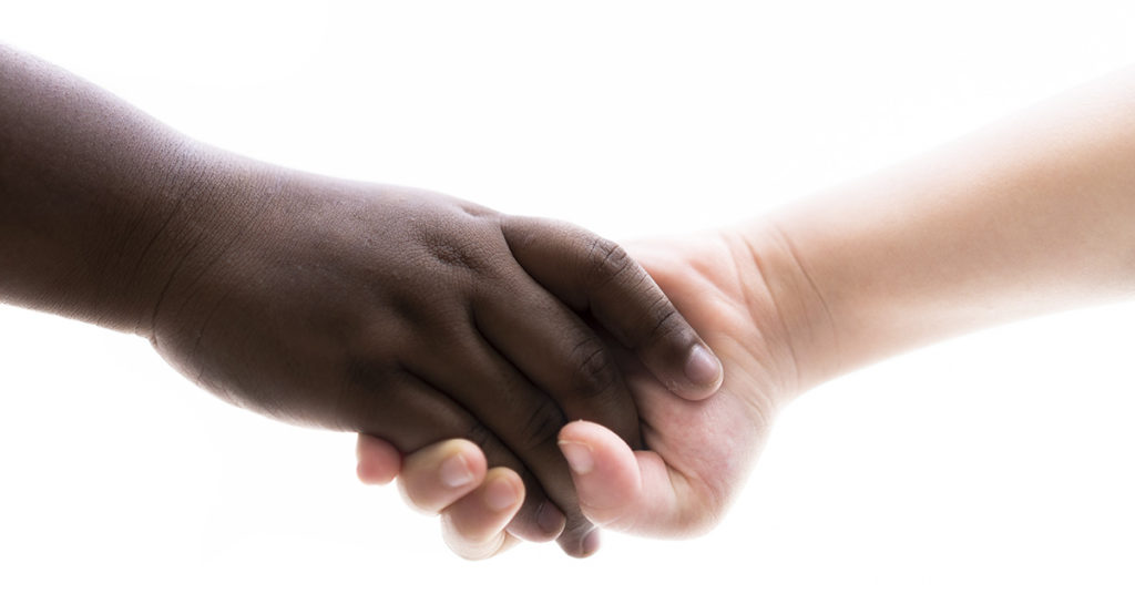 8-year-old holds hand of crying classmate with autism so he feels less scared on first day of school - Featured image