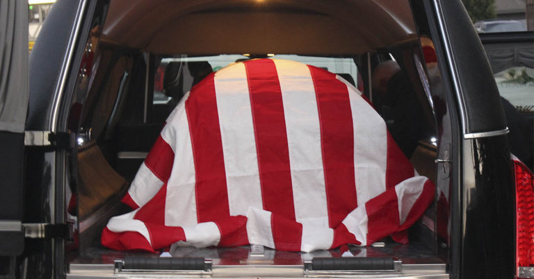 High School Seniors Carried Casket Of Veteran Who Had No One To Attend His Funeral - Featured image