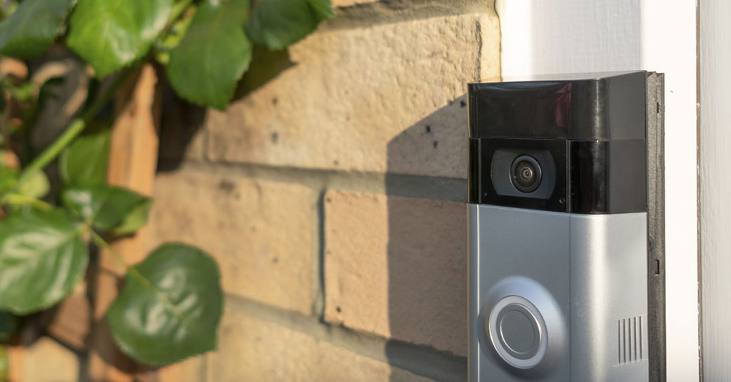 Stranger Checked Security Camera To Find 3 Kids Standing On His Doorstep With $700 Cash - Featured image