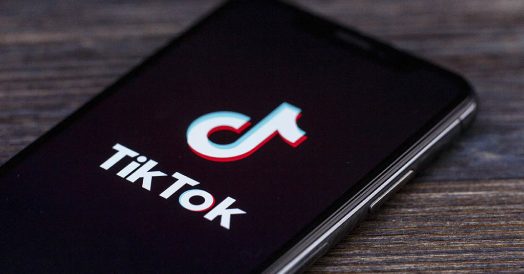 Why TikTok is obsessed with this 33-year-old mom of 12 - Featured image