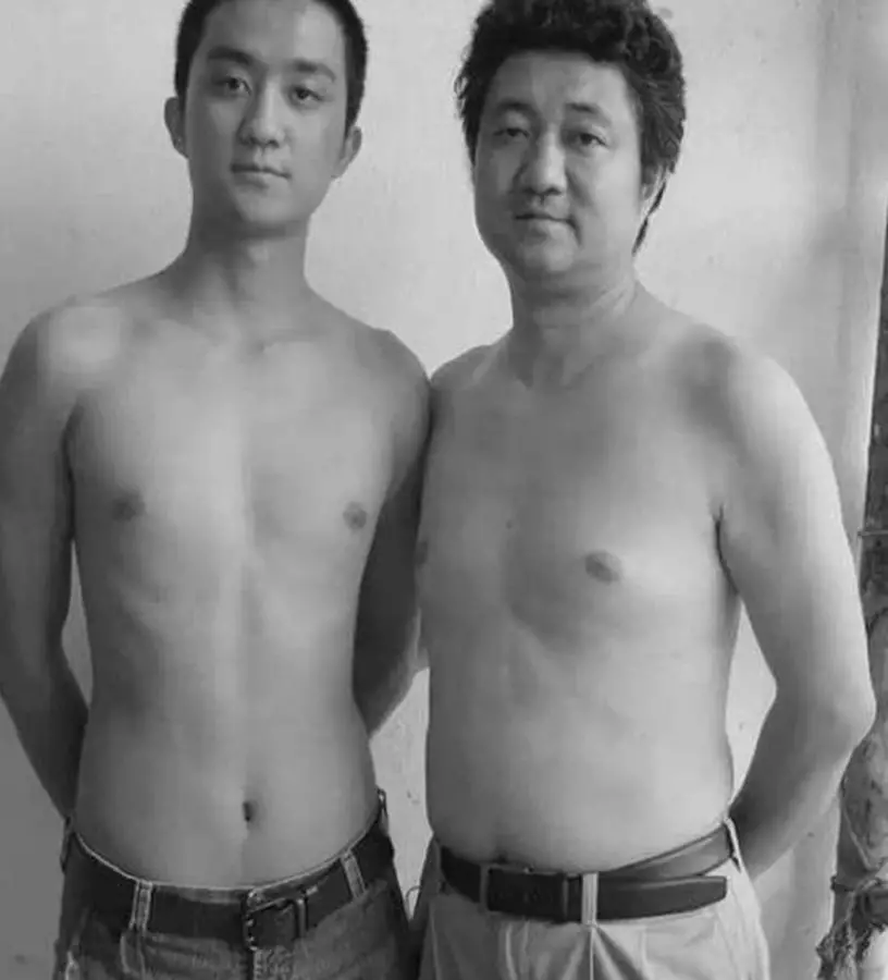 This father took the same photograph with his son every year for 29 years. 