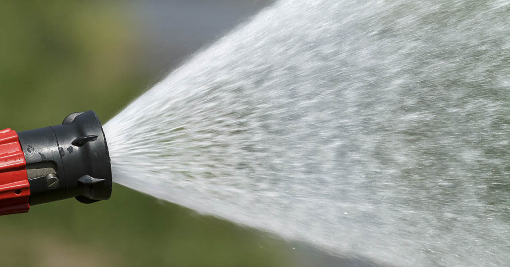 Firefighters come to a halt when they see mom filling her kids’ pool using a pot - Featured image