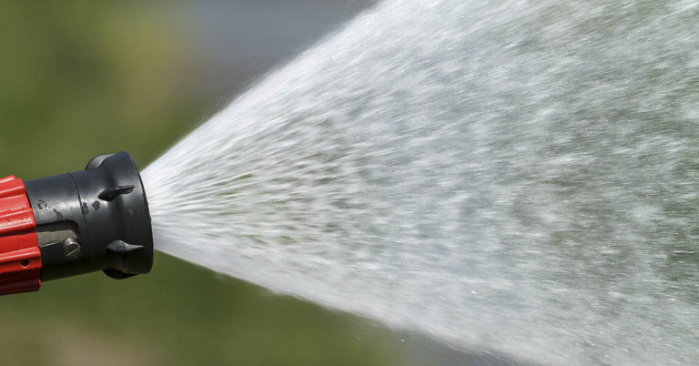 Firefighters come to a halt when they see mom filling her kids’ pool using a pot - Featured image