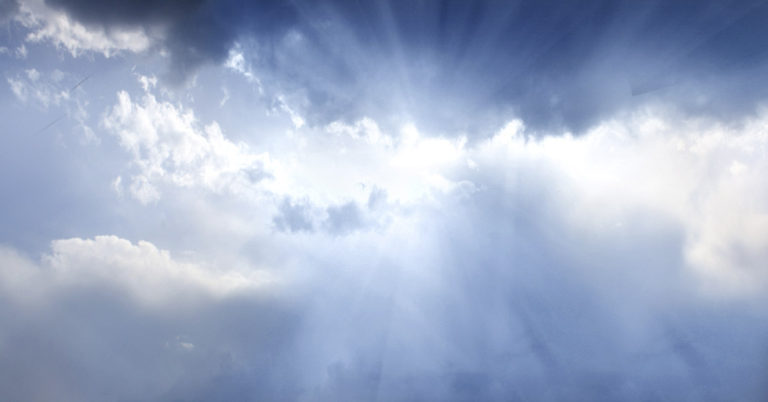 Breathtaking image of ”Jesus” appeared in the sky as the sun bursts through clouds over Italy. - Featured image