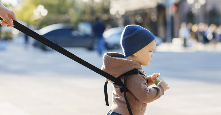 Mom defends putting her kid on a leash for safety - Featured image