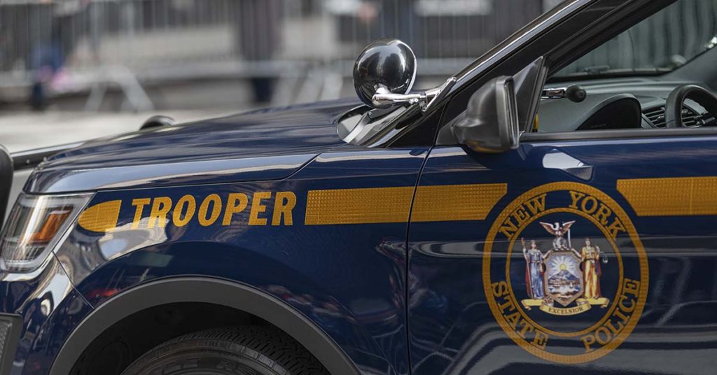 State trooper fighting against darkness finds missing 2-yr-old that clutches onto him & won’t let go - Featured image