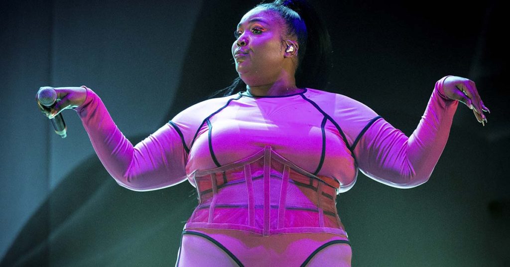 Lizzo Posted a Nude Photo While Encouraging Self-Love - Featured image
