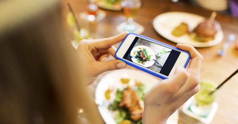 A New Restaurant Has A Strict ‘No Cellphones Allowed’ Policy. Let’s Hope It Starts A Trend. - Featured image