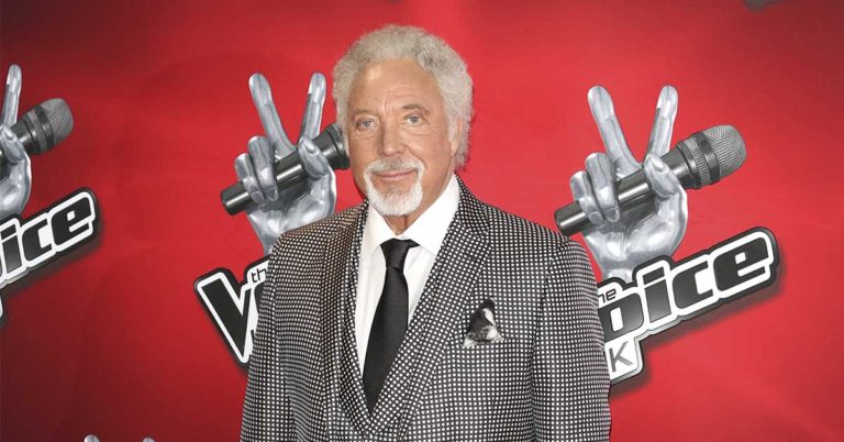 Viewers heartbroken as Tom Jones performs emotional tribute to his late wife - Featured image