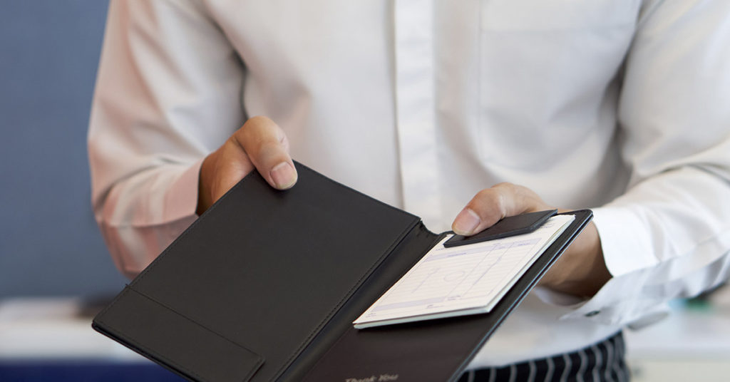 Family Leaves Behind Bill For $0.37 Drink, Waiter Makes Unexpected Find - Featured image