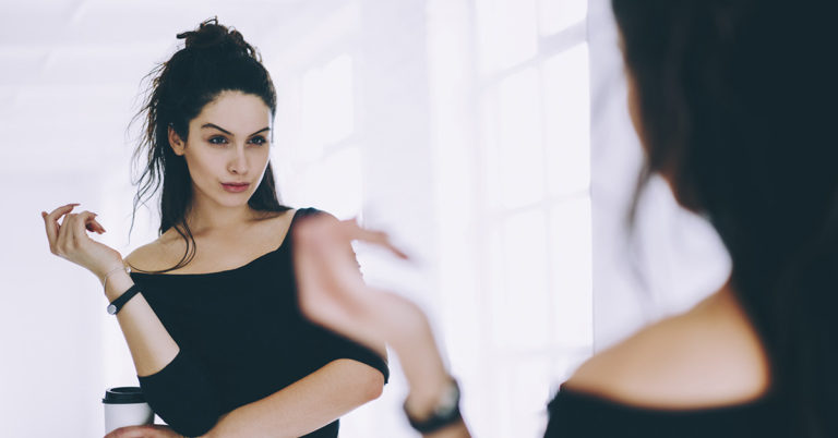 Woman claims she was arrested at airport for being too ‘good-looking’ - Featured image