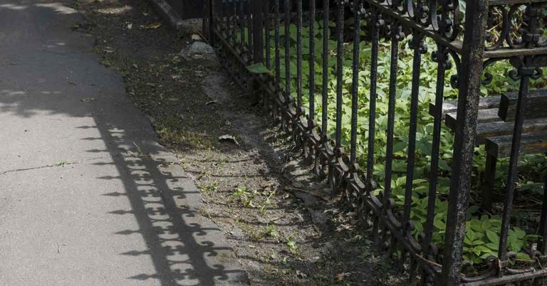 After neighbors destroy a fence multiple times, man builds one that destroys 5 of their cars - Featured image