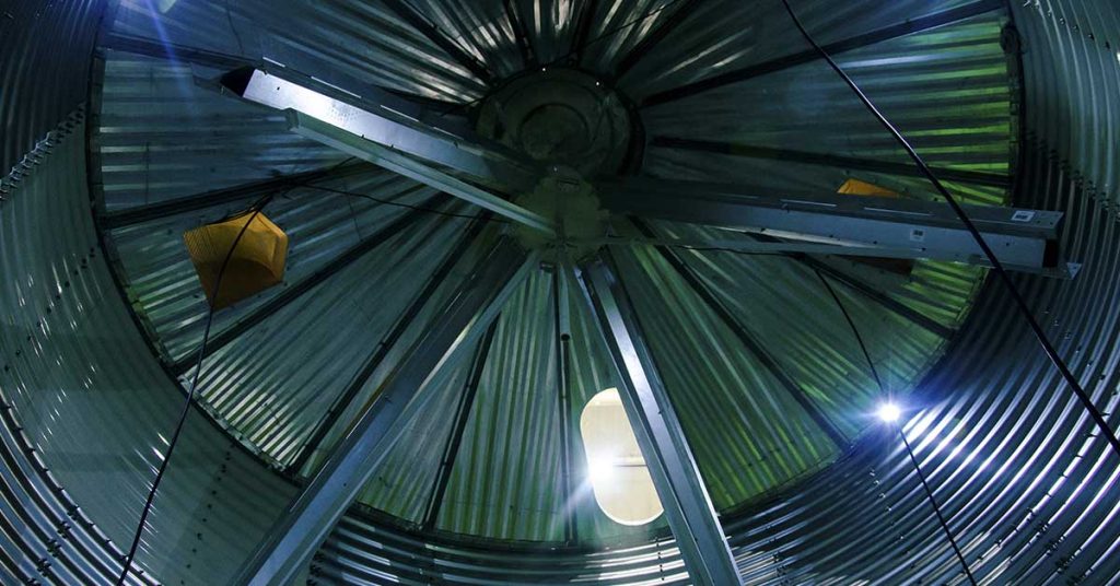 Texas Picker Turns Grain Silo Into Adorable Guesthouse – And We Love It. - Featured image