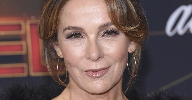 After undergoing face surgery, Jennifer Grey felt  “invisible” since her “nose job from hell” has left her “anonymous.” - Featured image