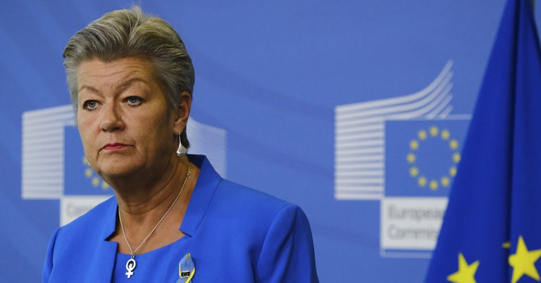 People Love This Viral Photo of a Woman Waiting for the Train ‘She’s Just Like Everyone Else’ - Featured image