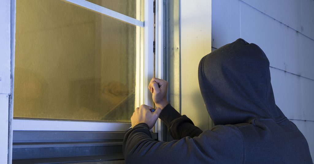 3 Robbers Thought Elderly Grandma Was An Easy Target, But She Bravely Fought Them Off - Featured image