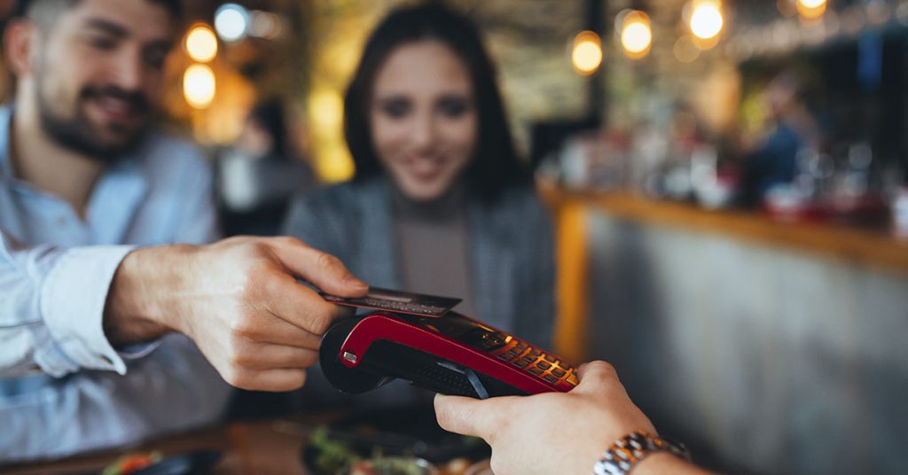 Man Says Manager Called Out Him & His Family For Only Leaving 6% Tip On A $600 Restaurant Bill - Featured image