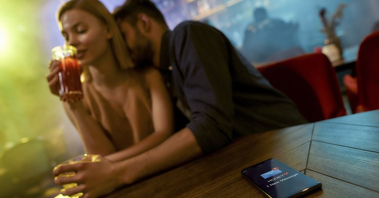 Woman Discovers Boyfriend Is ‘Cheating’ After ‘Spotting Reflection In Photo’ - Featured image