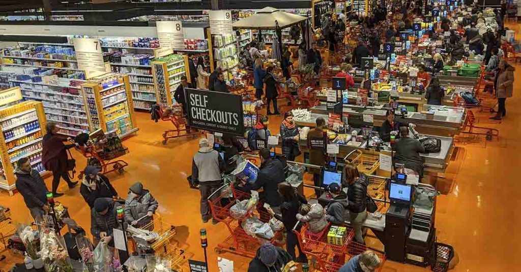 Veteran unable to pay for his groceries turns around to hear customer say “it’s our turn” - Featured image