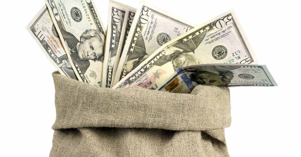 “It Didn’t Belong To Me”: Woman Finds $15K In Cash, Immediately Turns In Life-Changing Money - Featured image