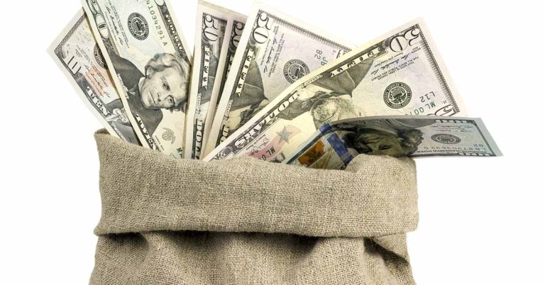 “It Didn’t Belong To Me”: Woman Finds $15K In Cash, Immediately Turns In Life-Changing Money - Featured image