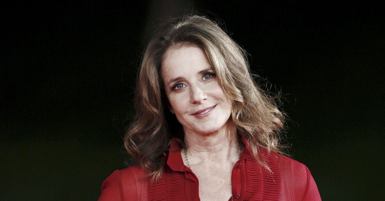 Debra Winger whose performances in the 1980s will live on in our hearts, is amazing at 67 years old - Featured image