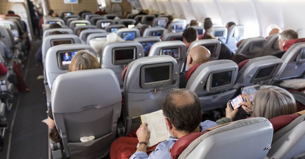 Pilot has best response to woman who ran to try and be first one off the plane at landing - Featured image