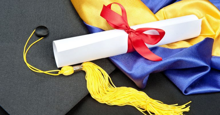 High School Valedictorian With 8.07 GPA Overcomes Several Challenges, Including Losing Her Home In Fire - Featured image