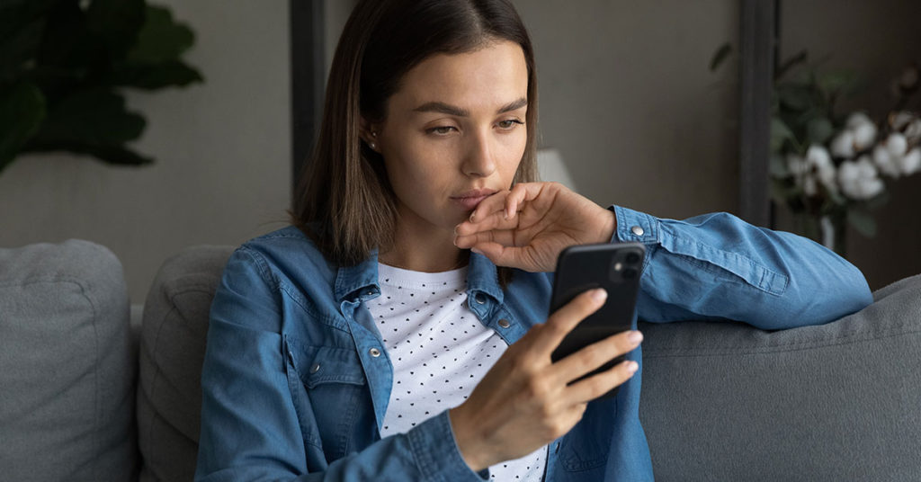 Brain Teaser: Can You Post The Mistake in This Family’s Dining Table Picture in 10 Seconds Or Less? - Featured image
