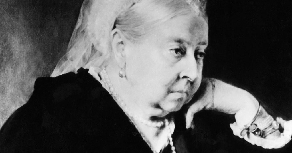 15+ Portraits of Famous People That Don’t Look Like Them At All - Featured image