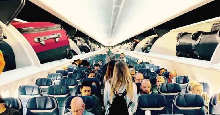 Female Soldier Boards Plane, Only To Have Man In 1st Class Refuse to Her Sit in Her Seat - Featured image