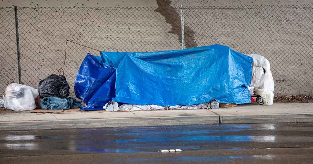 Loni Wilson, Ex-wife to Baywatch Star, Seen Homeless, Eating Lunch Along on Sidewalk - Featured image