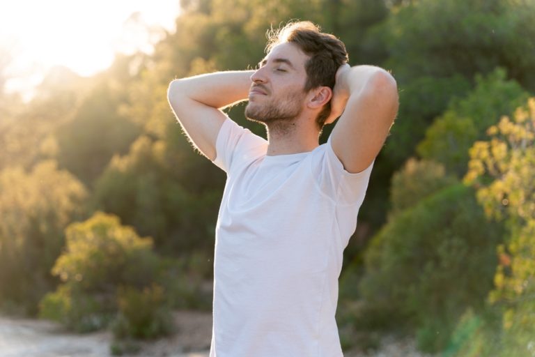 11 Daily Habits for a Happier Life and the Ones That Are Holding You Back - Featured image