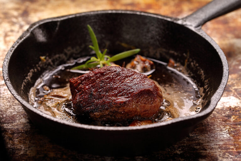 5 Foods That Ruin Your Cast Iron Skillet - Featured image